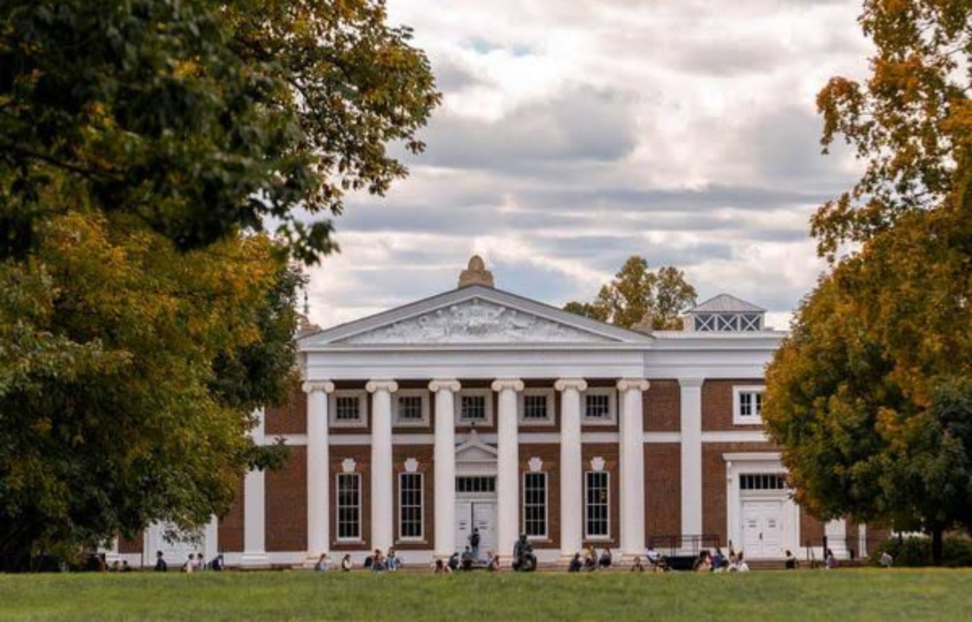 Joven de 19 años detenido por tiroteo en la Universidad Estatal de Virginia