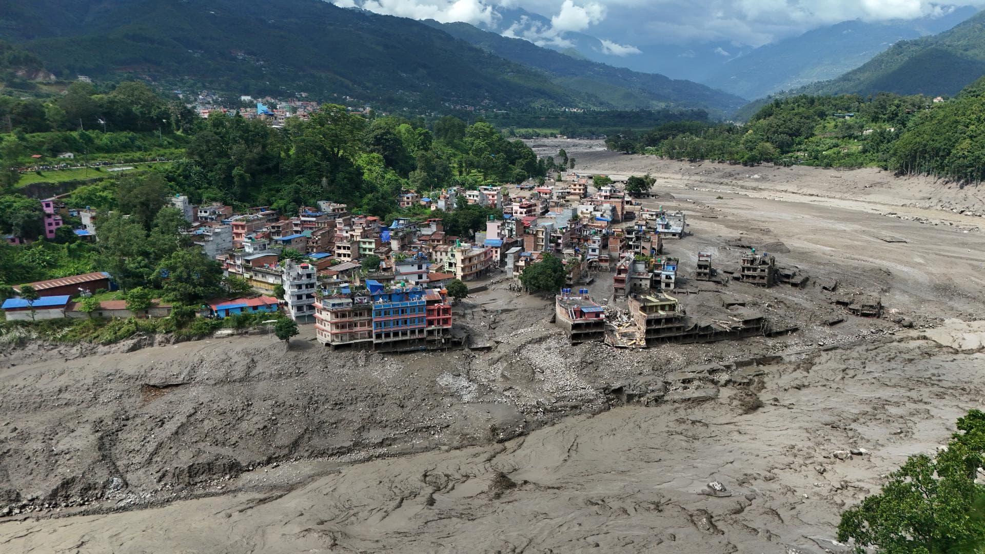 Nepal enfrenta tragedia: 1.400 muertos y 4.000 desaparecidos tras riada