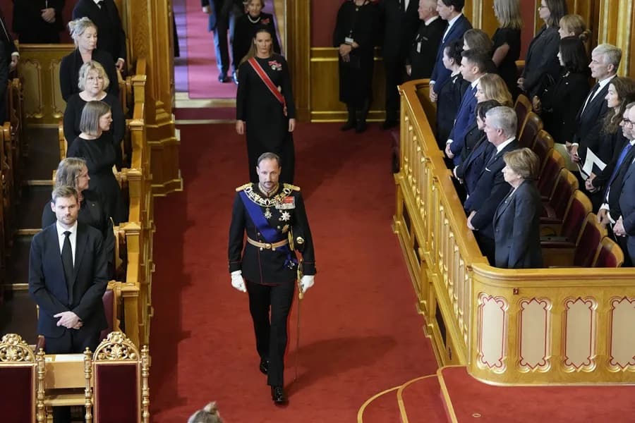 Haakon VIII se convierte en rey de Noruega en histórica ceremonia