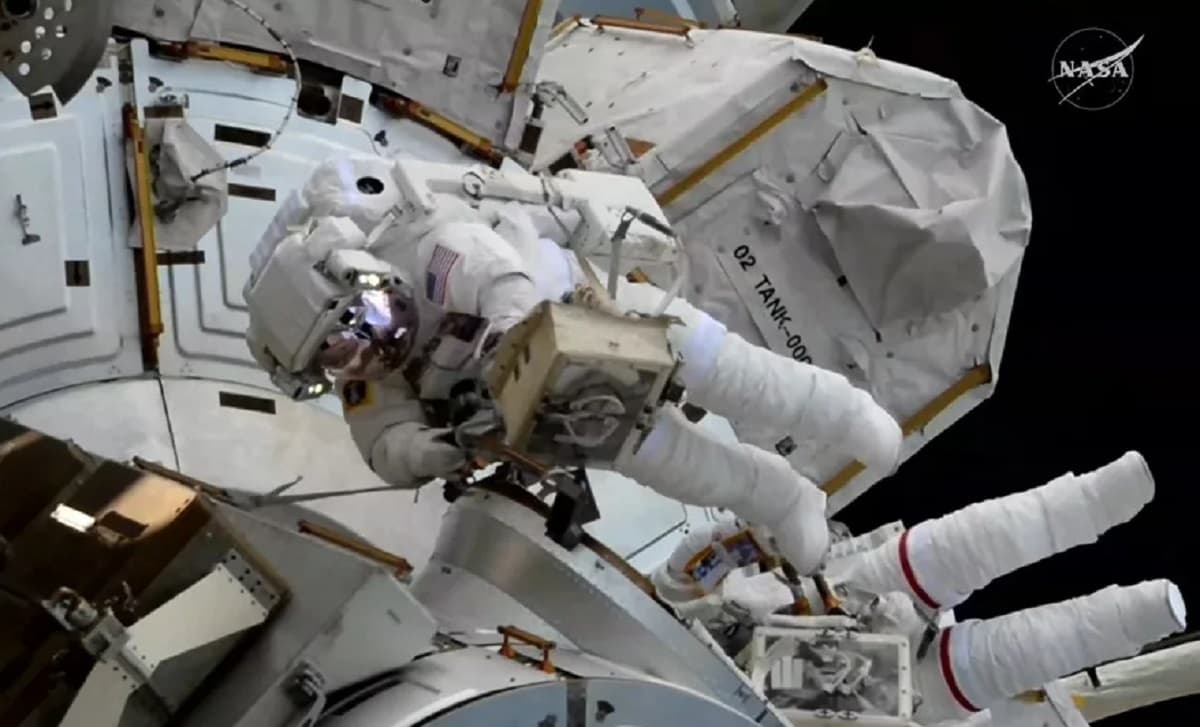 Problemas de movilidad en traje durante caminata espacial de astronautas