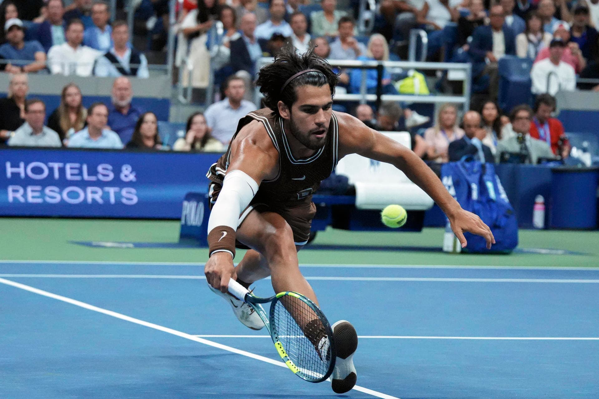Alcaraz se recupera y avanza en el Abierto de Estados Unidos