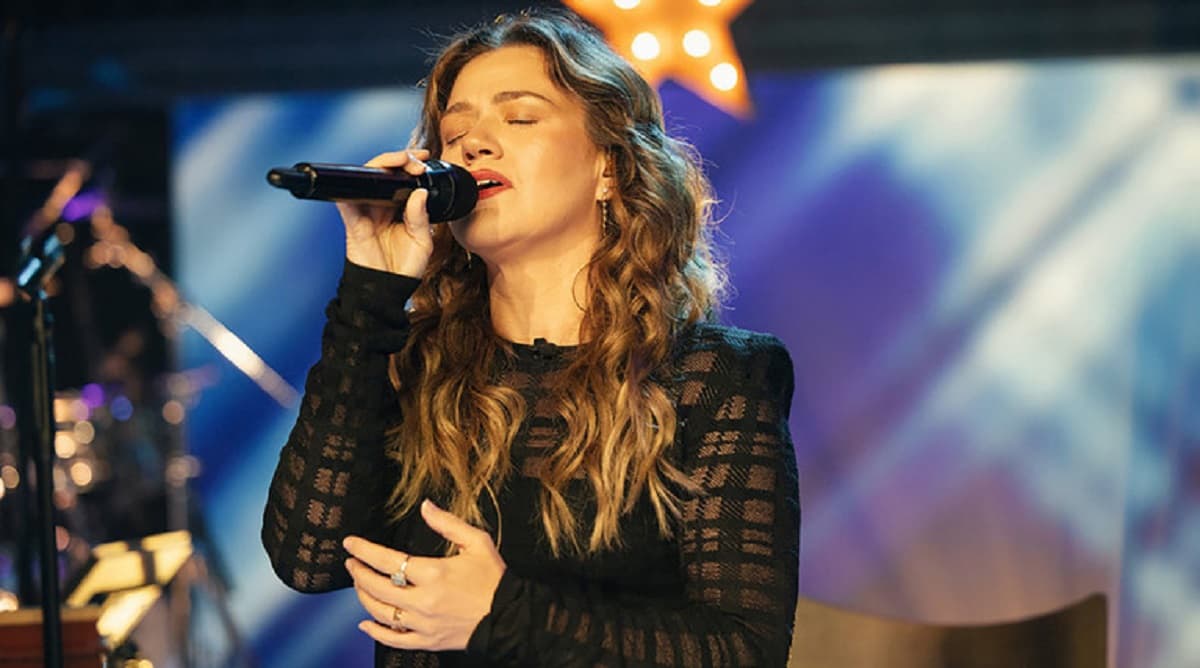 Kelly Clarkson Encanta con su Interpretación de 'Golden' y Conquista Redes
