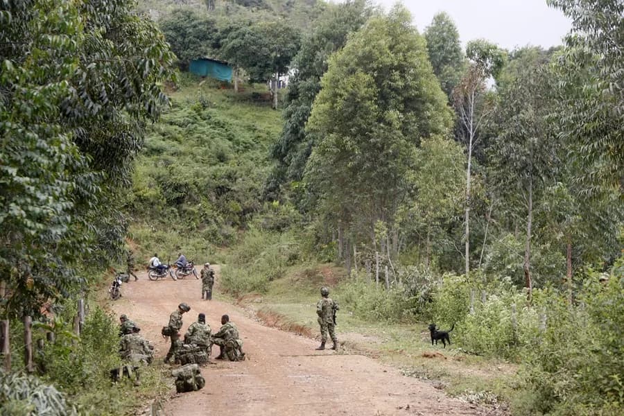 Colombia suspende bombardeos en zonas con niños reclutados por grupos armados