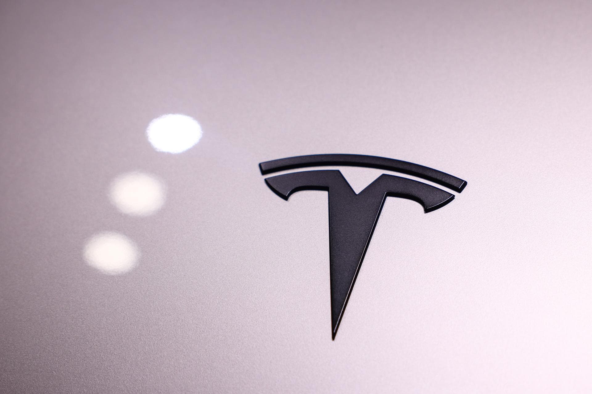 Tesla lanza Cybercab: el futuro de los robotaxis autónomos