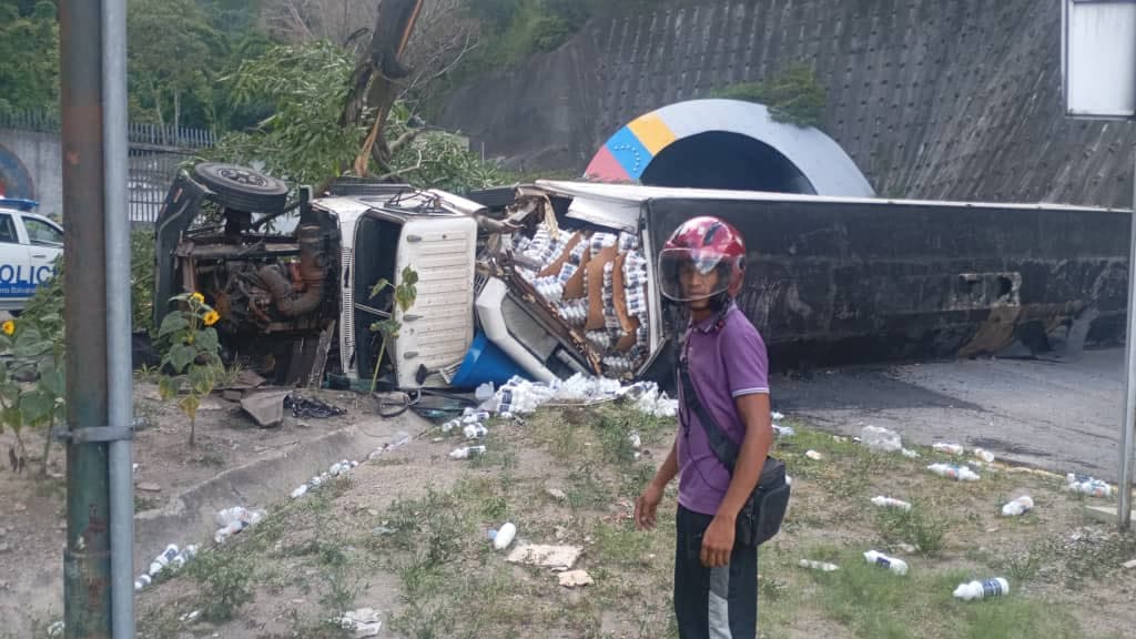 Accidente en la Gran Mariscal de Ayacucho: gandola volcó y dejó heridos