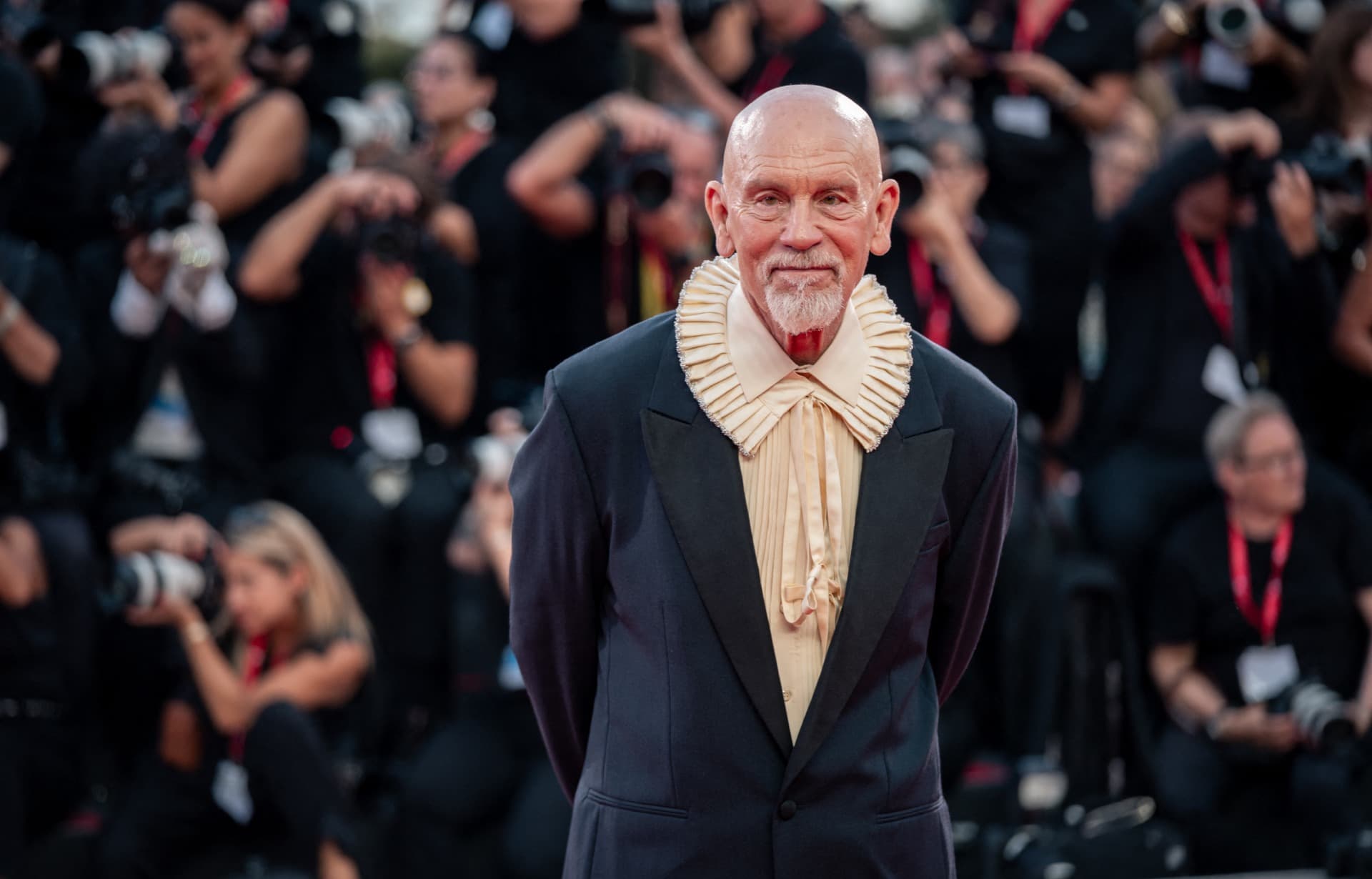 John Malkovich reflexiona sobre la historia de Chile y su relevancia actual