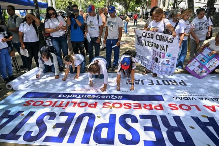 Familias de presos políticos exigen información sobre traslados en Venezuela