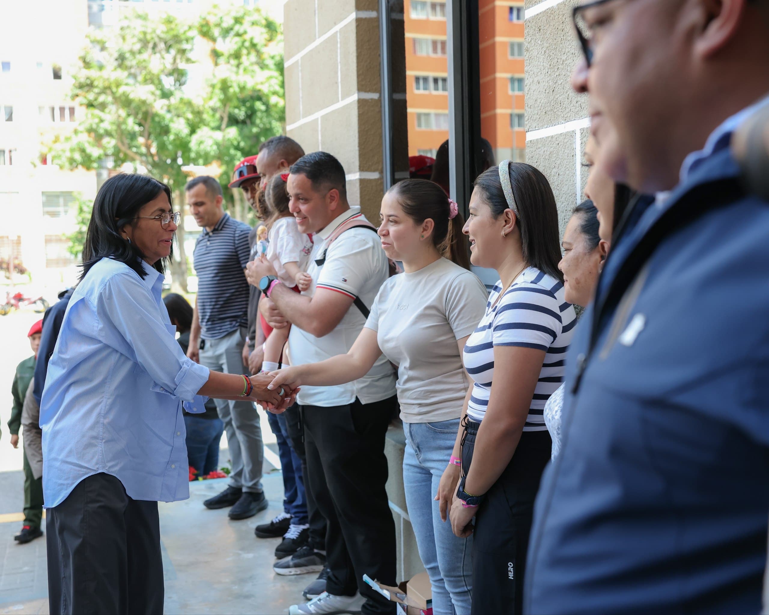 Gobierno venezolano entrega 528 viviendas a afectados por sismos