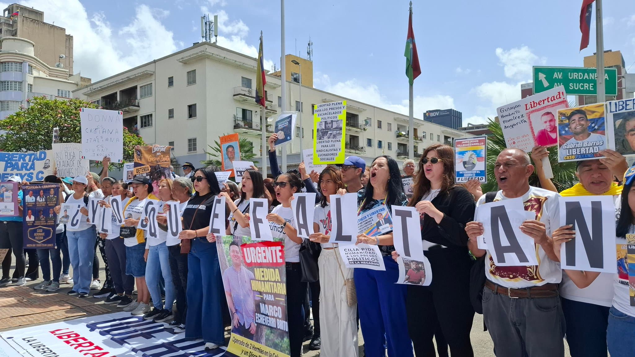 Familiares de presos políticos denuncian respuesta revictimizante en Miraflores: los atendieron tras un vidrio y por escasos minutos