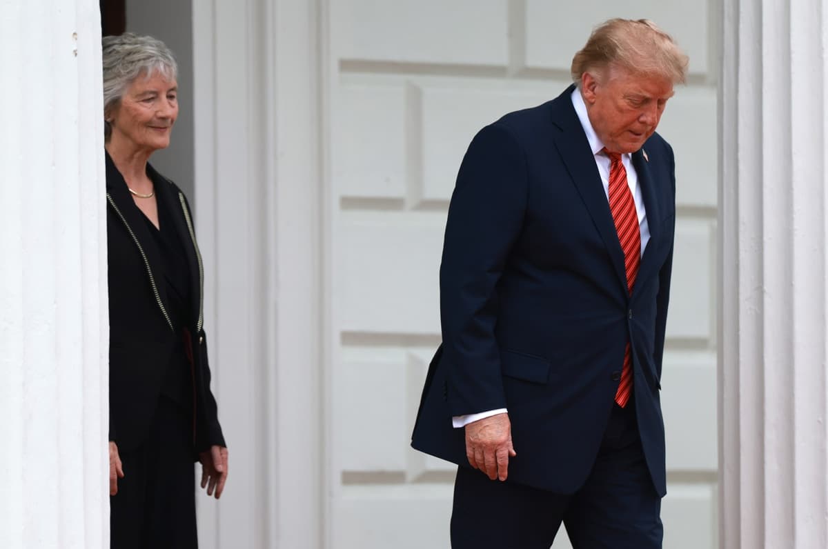 Trump llega a Irlanda para compromisos políticos y su complejo de golf