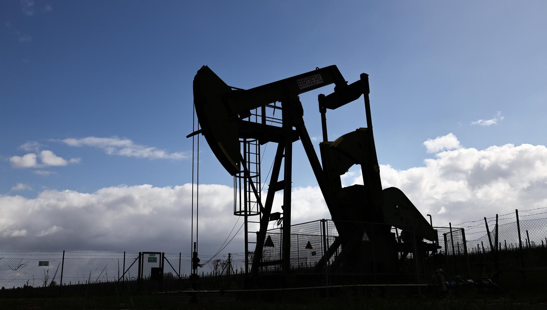 El Petróleo de Texas Alcanza los 104 Dólares por Tensión en Medio Oriente