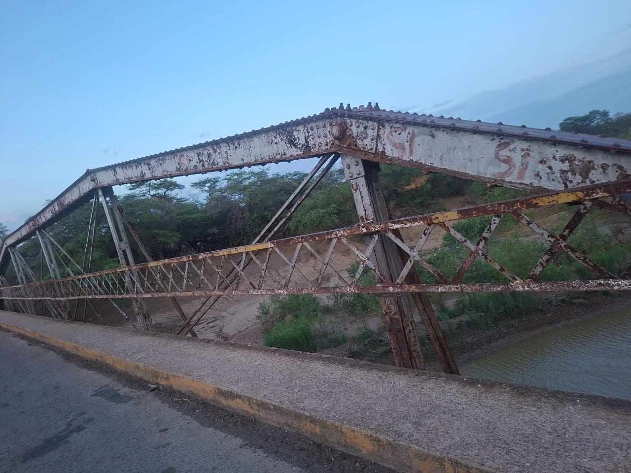 Puente de Aregue en riesgo de colapso a días de la Marcha de la Fe