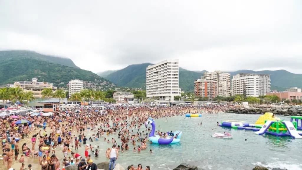 Venezolanos Celebran Carnaval en Playas y Parques a Pesar de Crisis