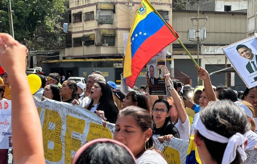 Familiares de Presos Políticos Desafían a la Policía en el Helicoide