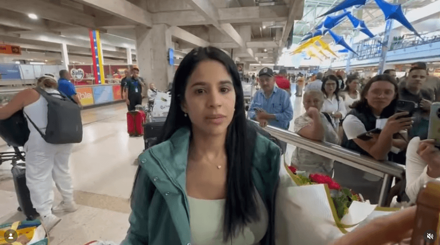 Sairam Rivas regresa a Venezuela: emotivo reencuentro en Maiquetía