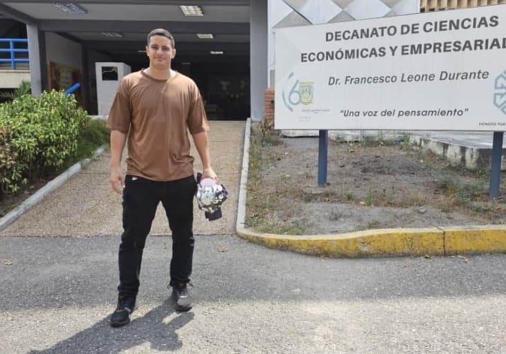 Carlos Aponte, un economista valiente, regresa a la universidad tras un año en prisión