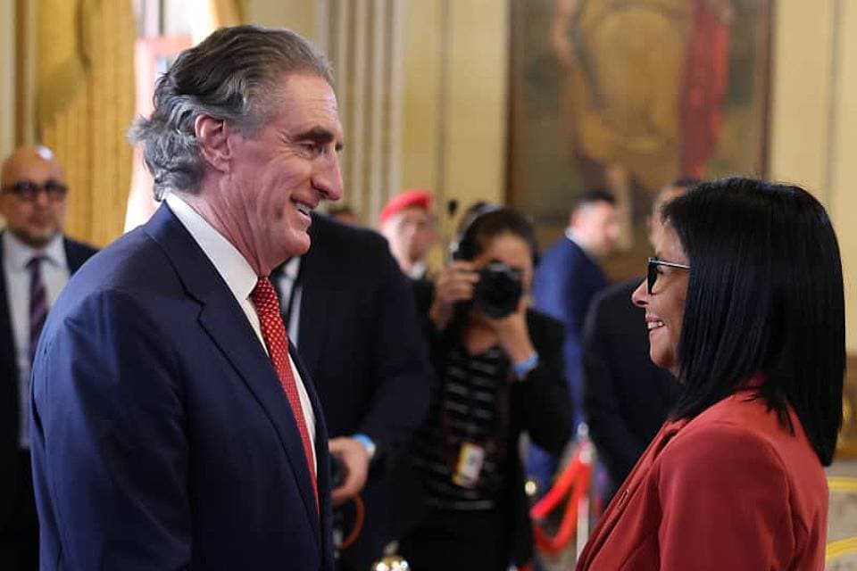 Delcy Rodríguez evita nombrar a Maduro y se ofrece a colaborar con Trump