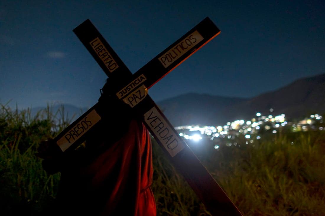 Familiares de presos políticos realizan viacrucis en Rodeo I