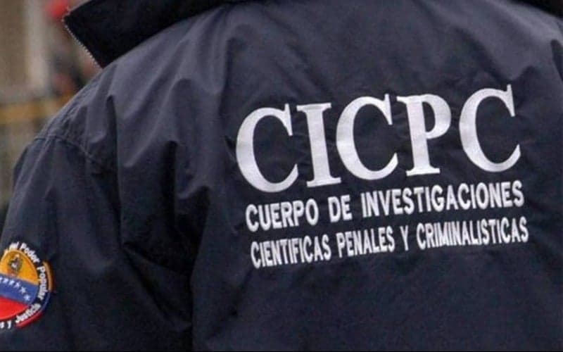 Madre e hijo arrestados por intentar quemar a una mujer en Caracas