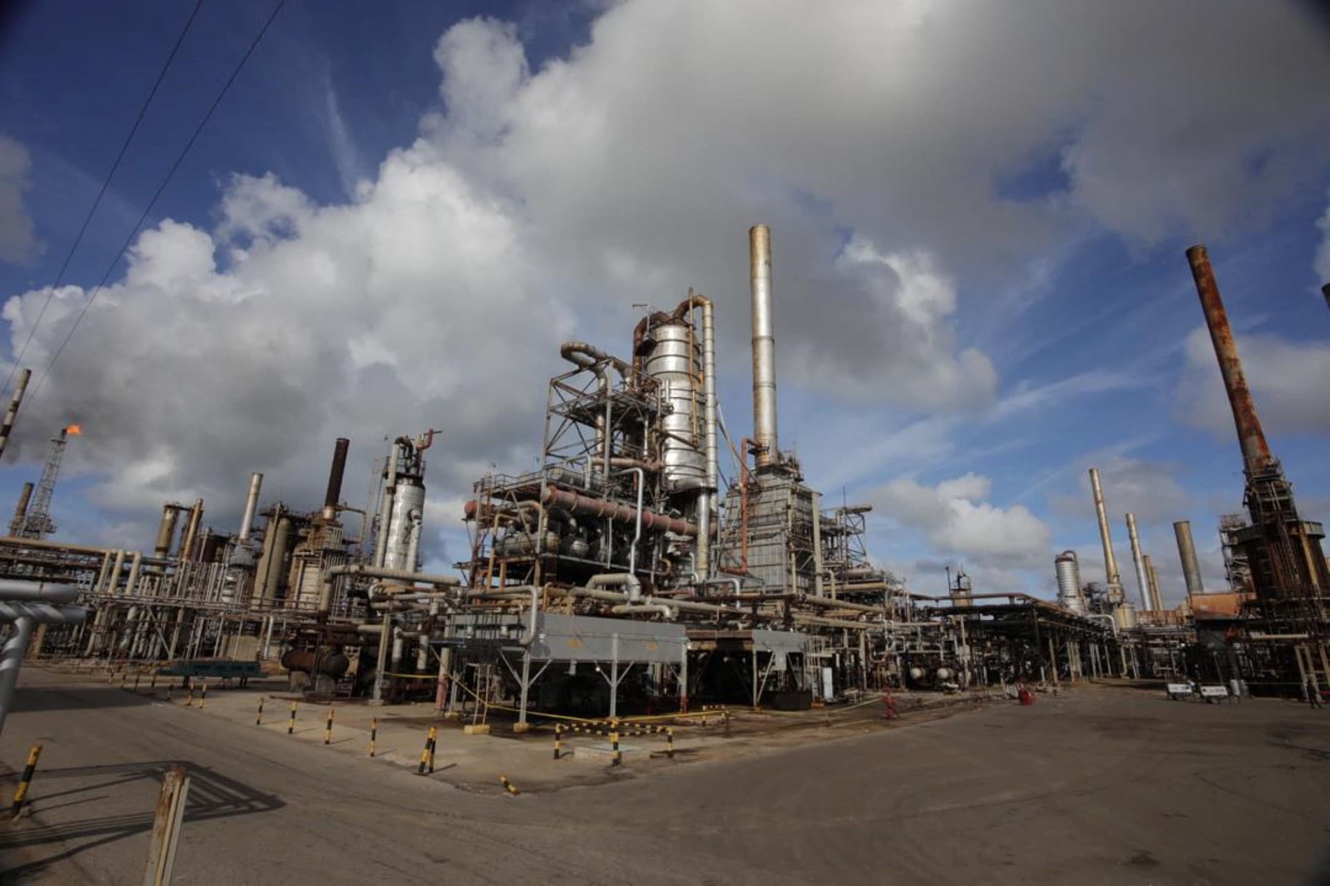 Apagón deja fuera de servicio a la refinería de Amuay, la más grande de Venezuela