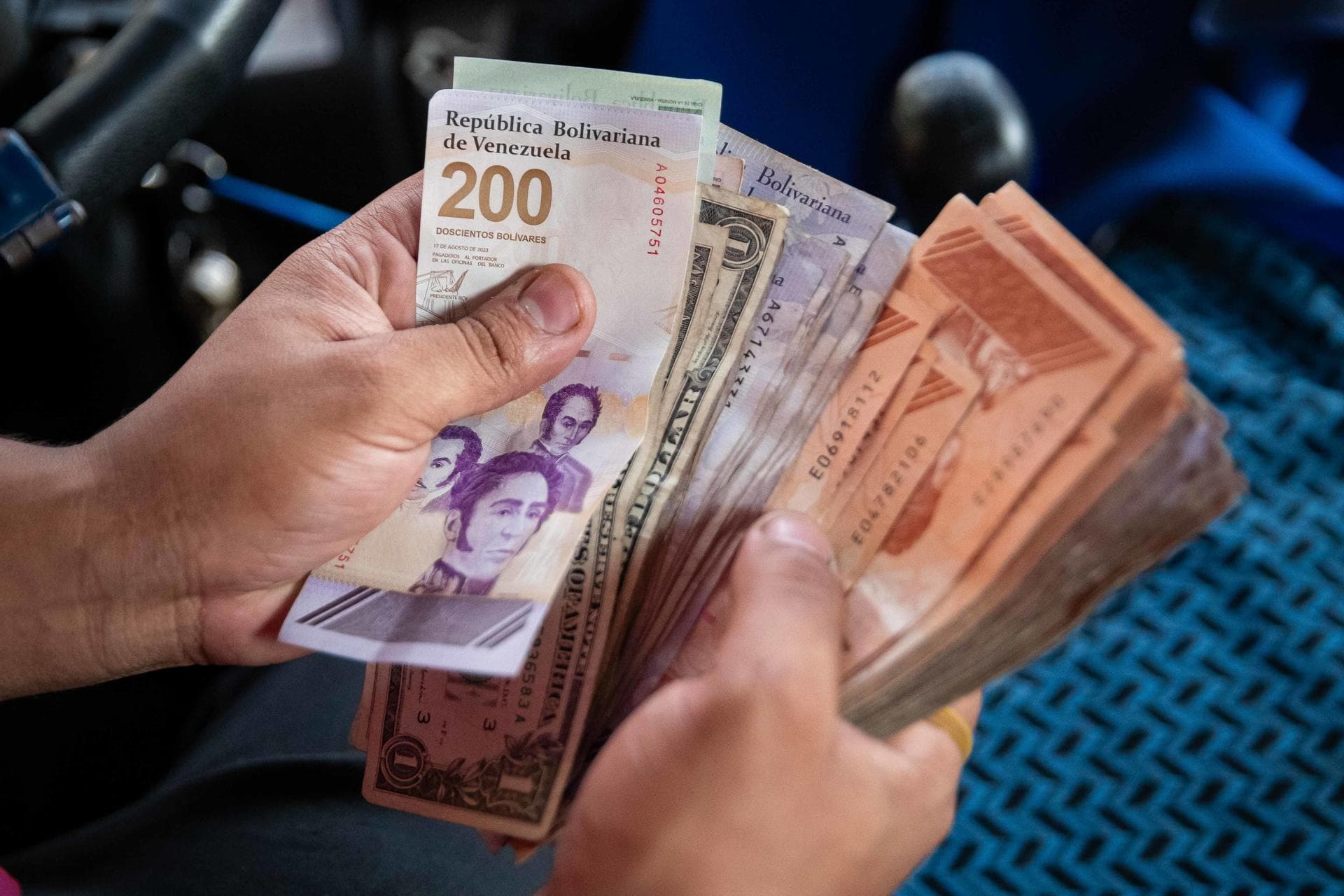Aceleración de la Devaluación del Bolívar en Venezuela Tras Terremotos