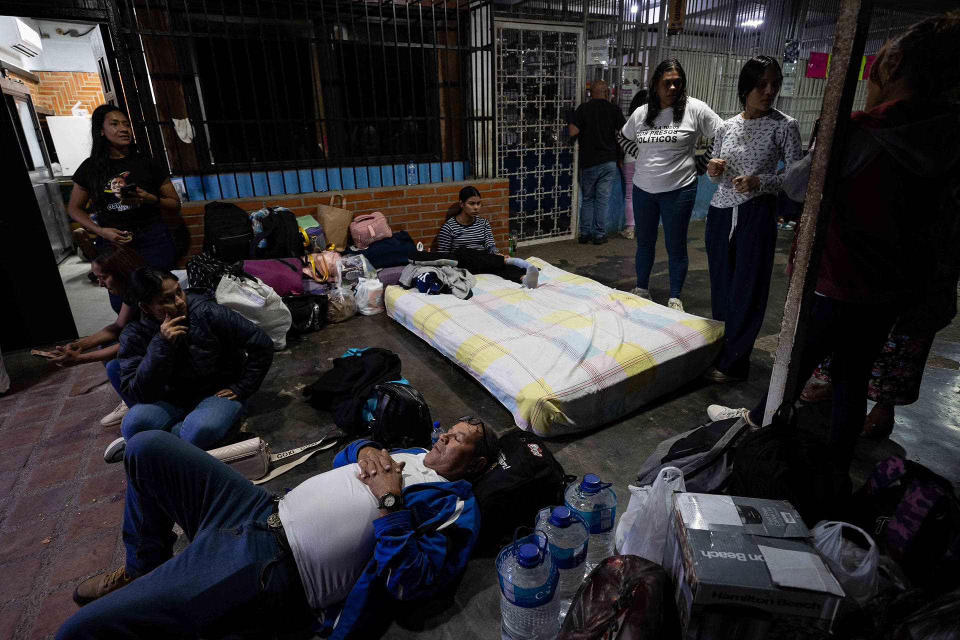 Bajo condiciones inhumanas, familiares pasaron tercera noche en espera de excarcelaciones (FOTOS)