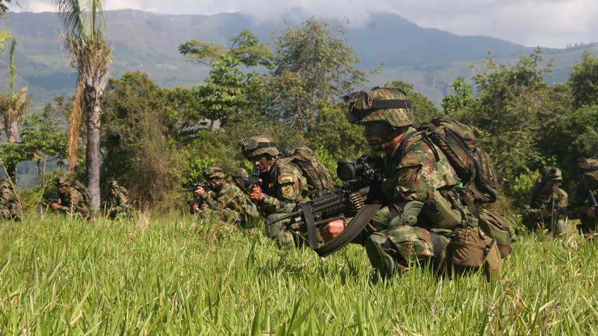 Rescatan a tres soldados colombianos desaparecidos en combate contra las Farc