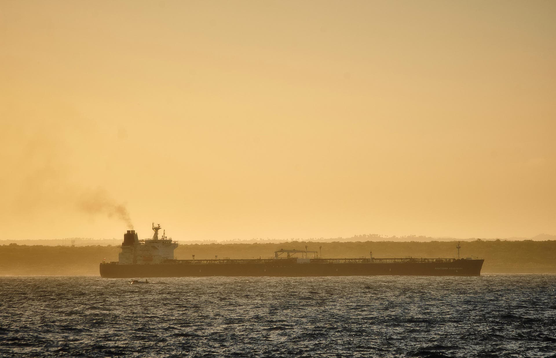 El petróleo Brent cae un 4% y vuelve a bajar de los 100 dólares