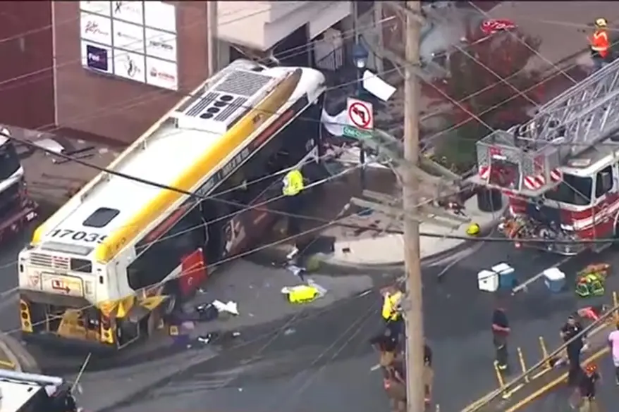 Accidente en Baltimore deja más de 30 heridos tras choque de autobús
