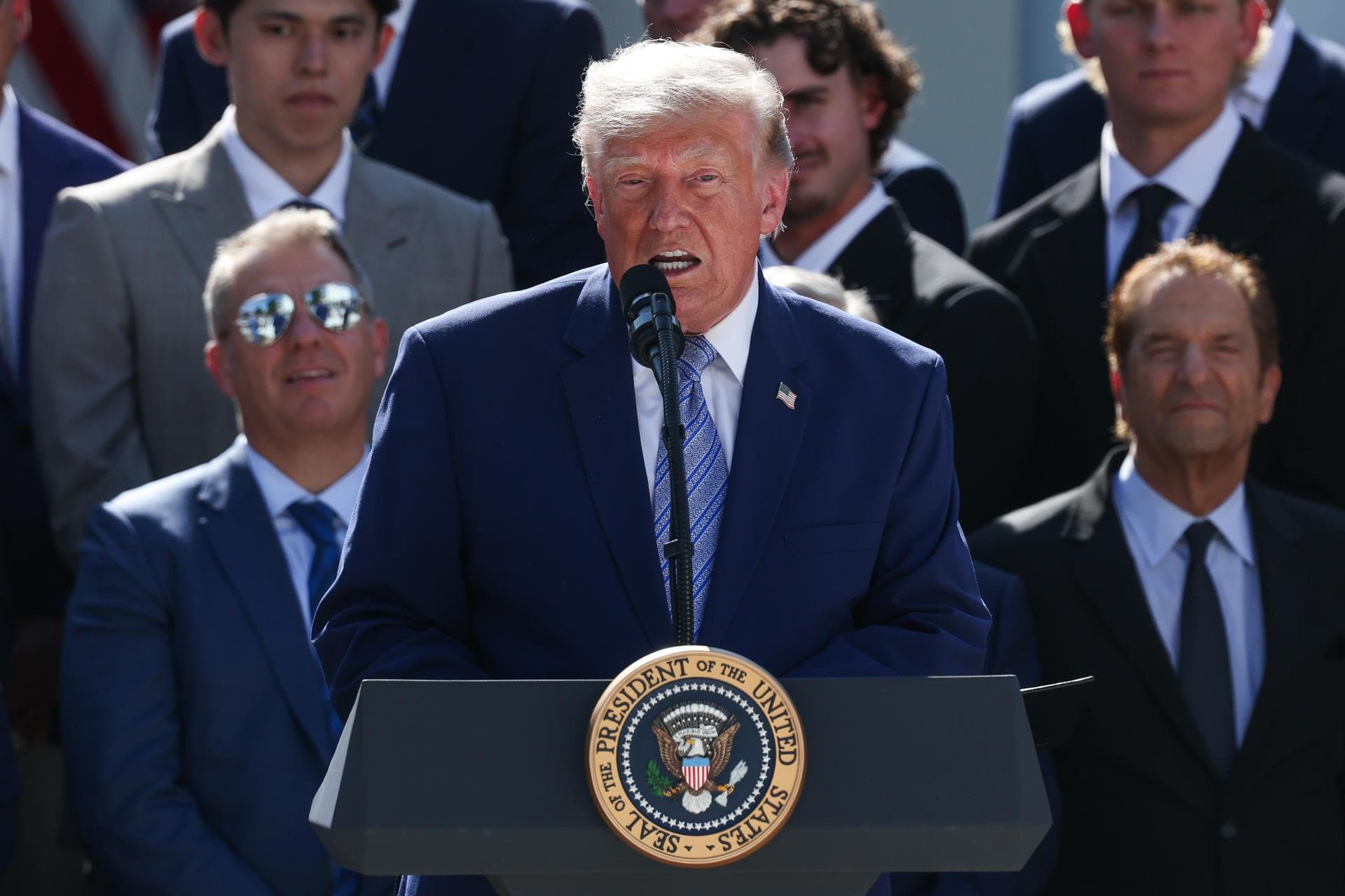 Trump propone utilizar fondos iraníes para compensar daños navales