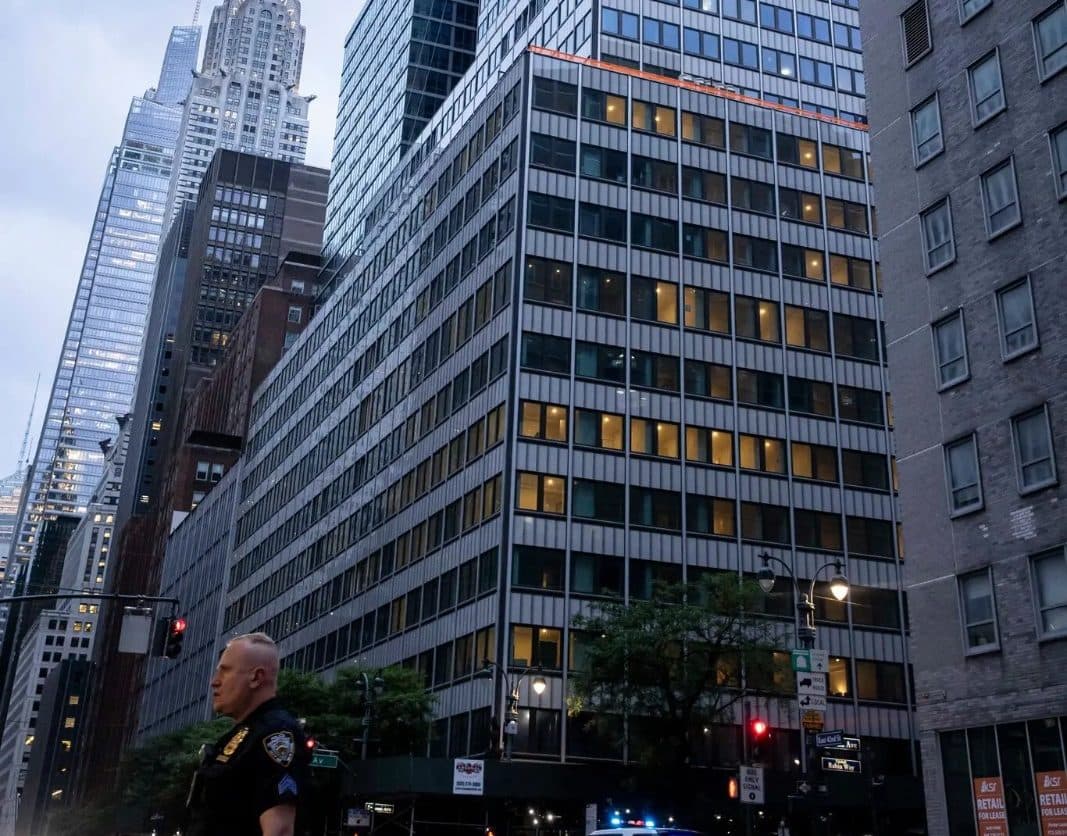 Alerta en Manhattan: Edificio en Transformación Presenta Riesgo de Derrumbe