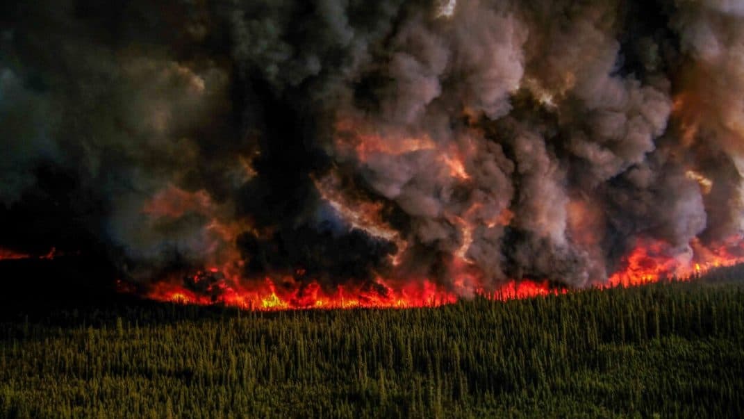 Más de 20,000 evacuados en Canadá: Estado de emergencia por incendio