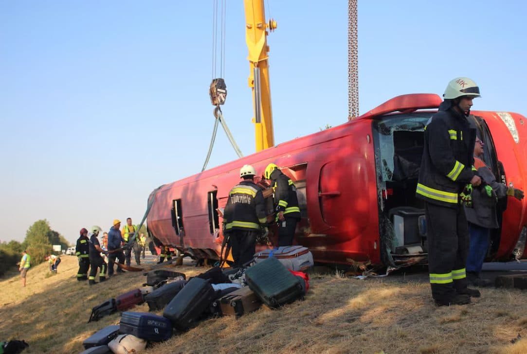 Tragedia en Hungría: Volcamiento de autobús deja 12 muertos