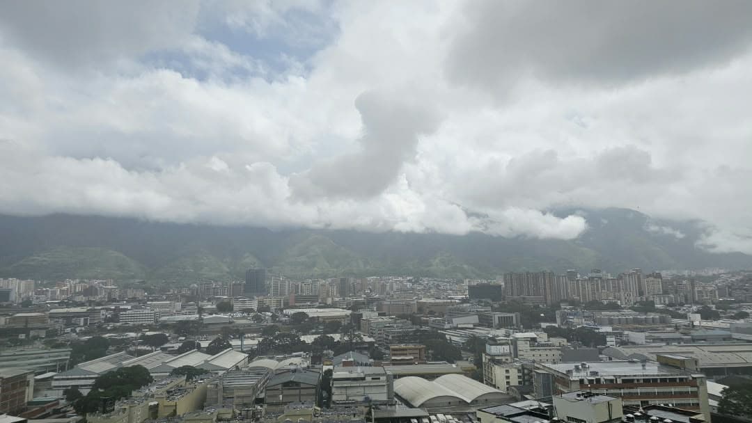 Onda Tropical 38 Impacta Venezuela: Lluvias y Tormentas Eléctricas