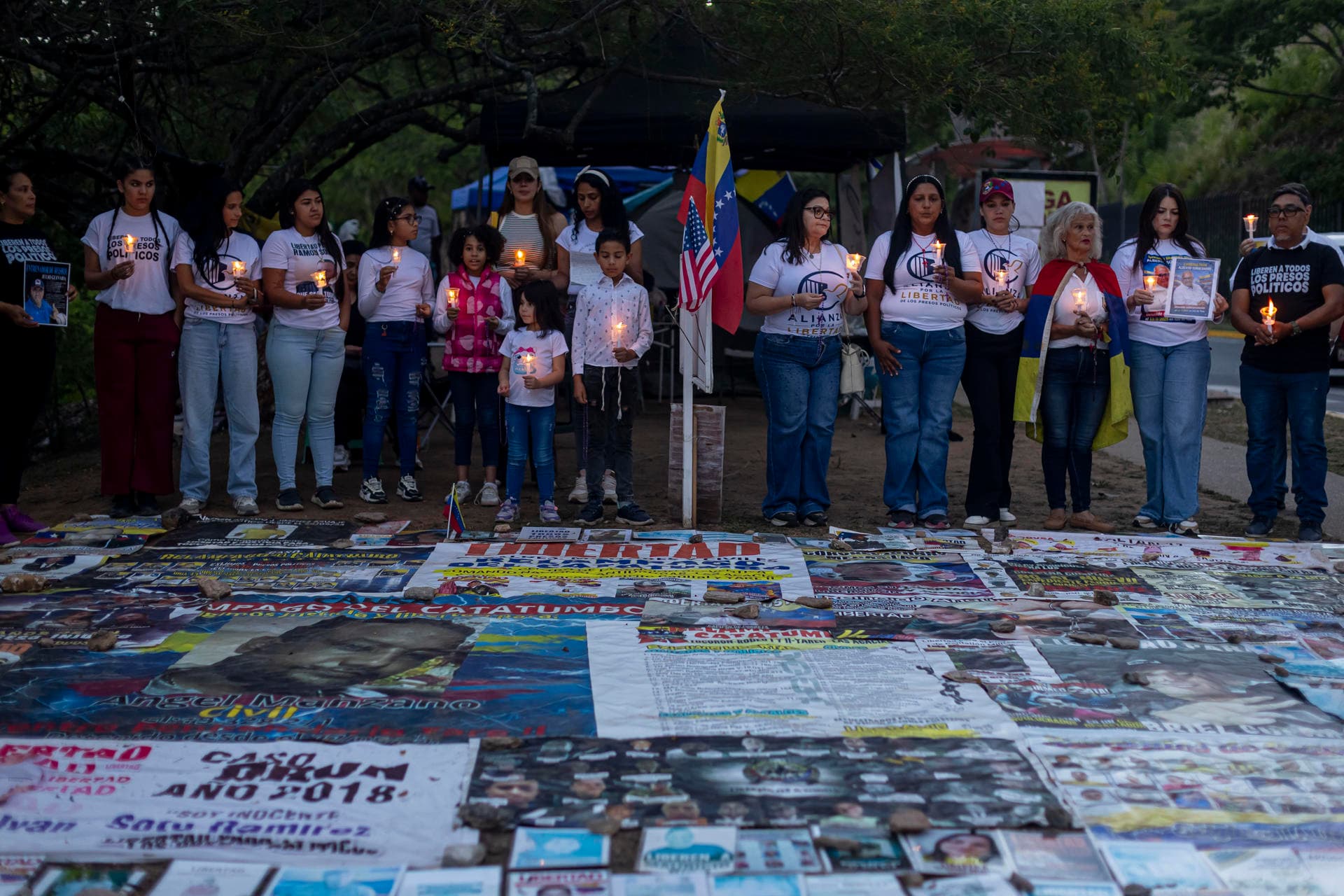 Familiares de presos políticos exigen su libertad en diálogo en Caracas