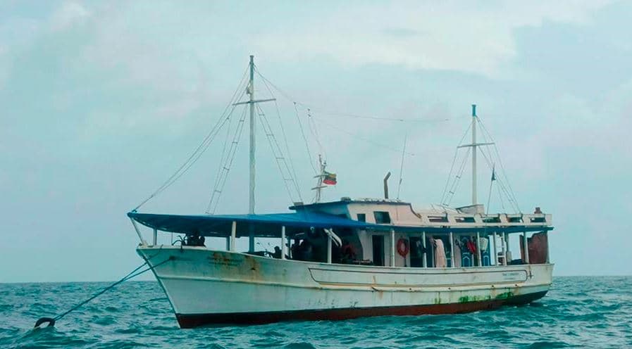Ocho pescadores venezolanos rescatados tras naufragio en el Caribe