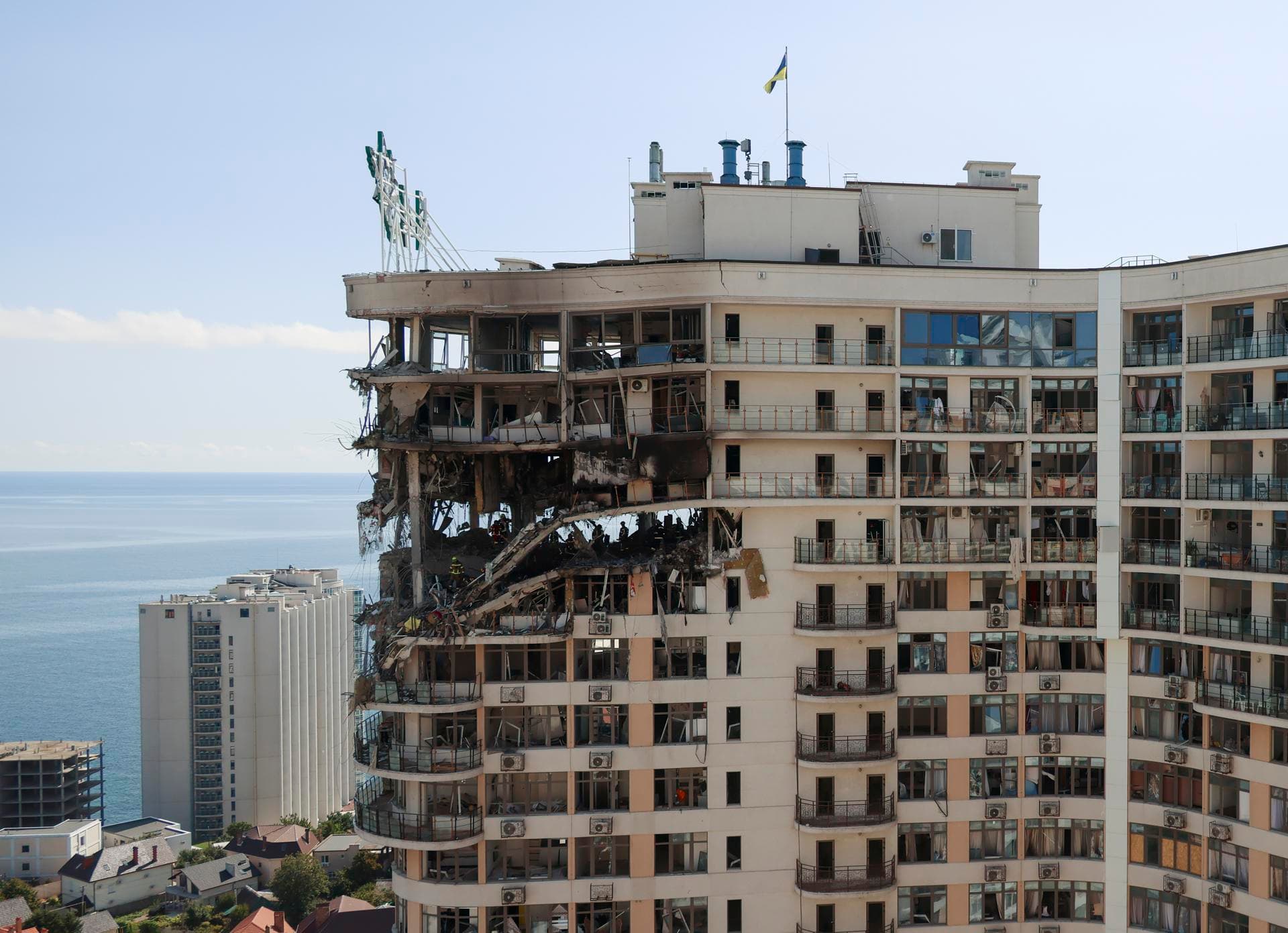 Desgarradoras Imágenes de Edificio Ucraniano Afectado por Misiles Rusos