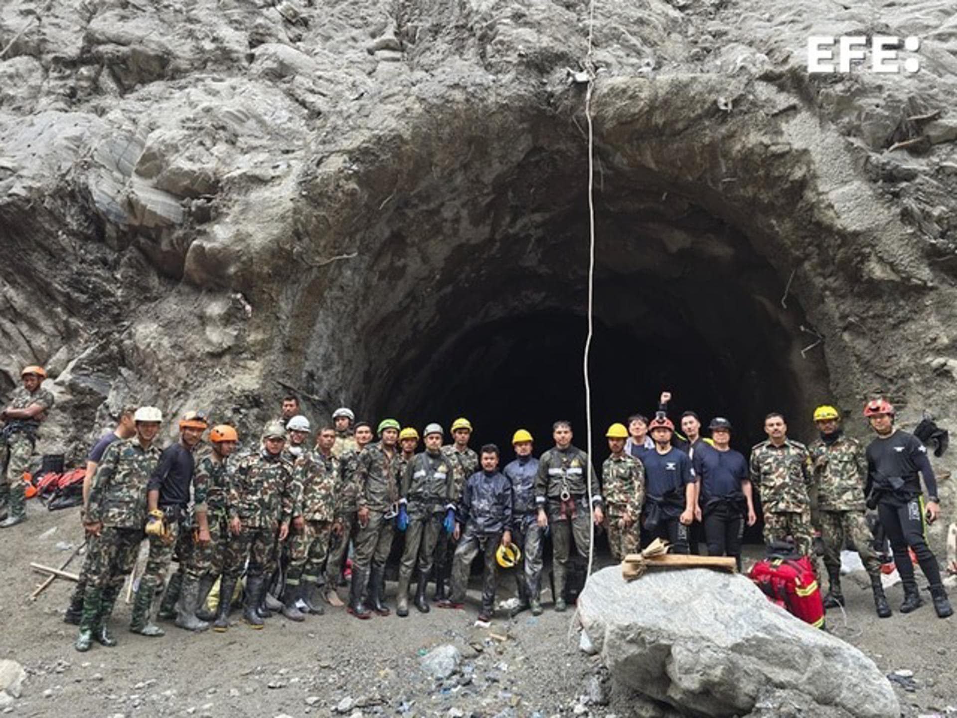 Nepal intensifica rescate de 900 trabajadores tras devastadoras riadas