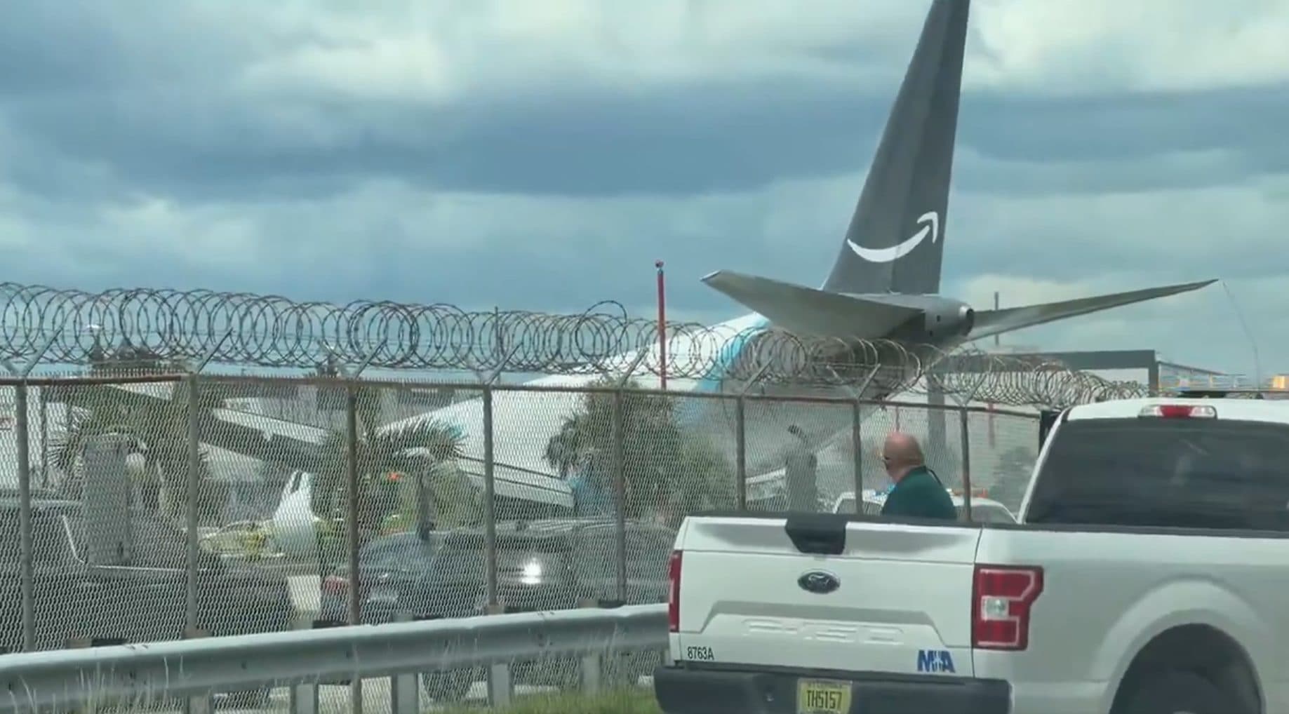 Emergencia Aérea en Miami: Avión de Amazon Air se Sale de la Pista