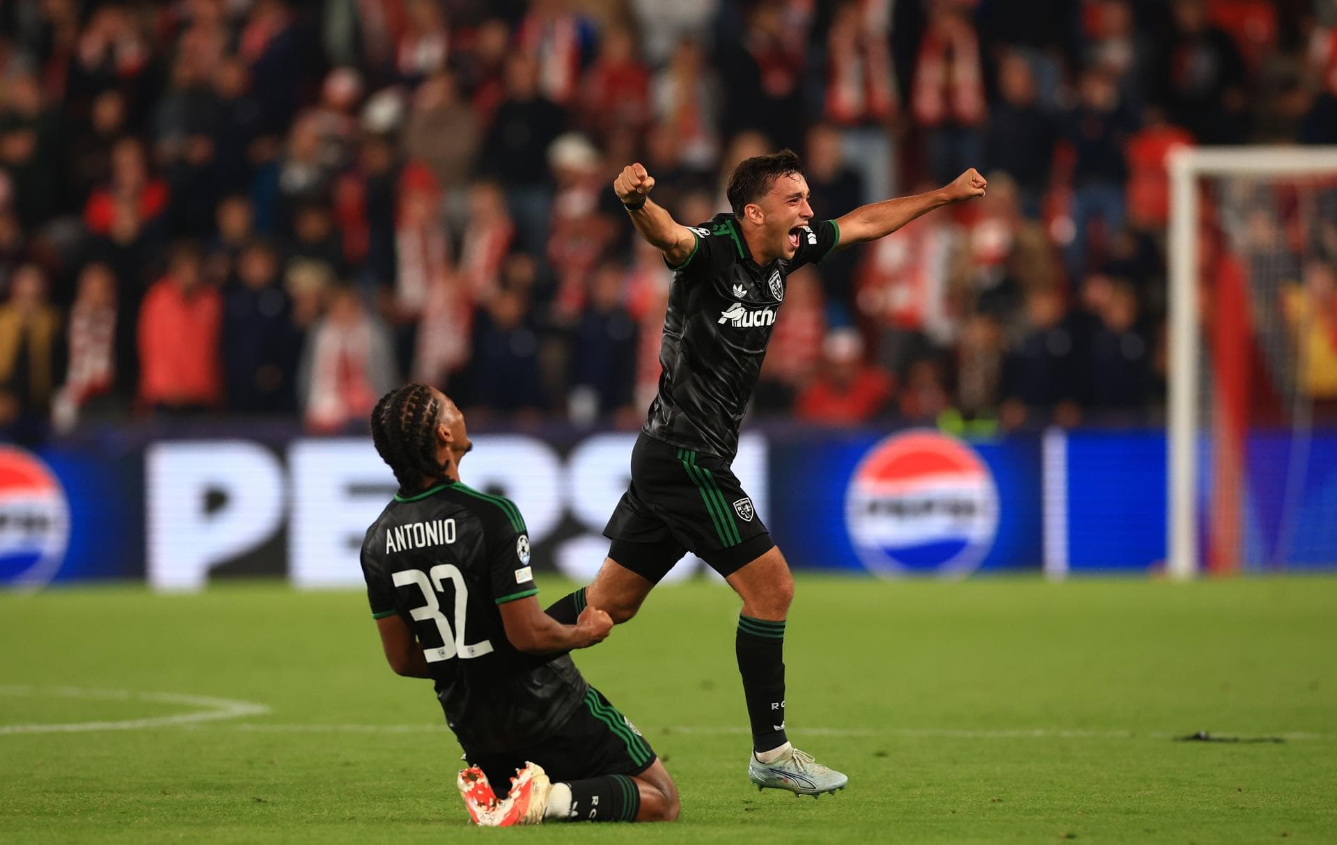 El Lens brinda un espectáculo inolvidable con remontada ante Slavia Praga