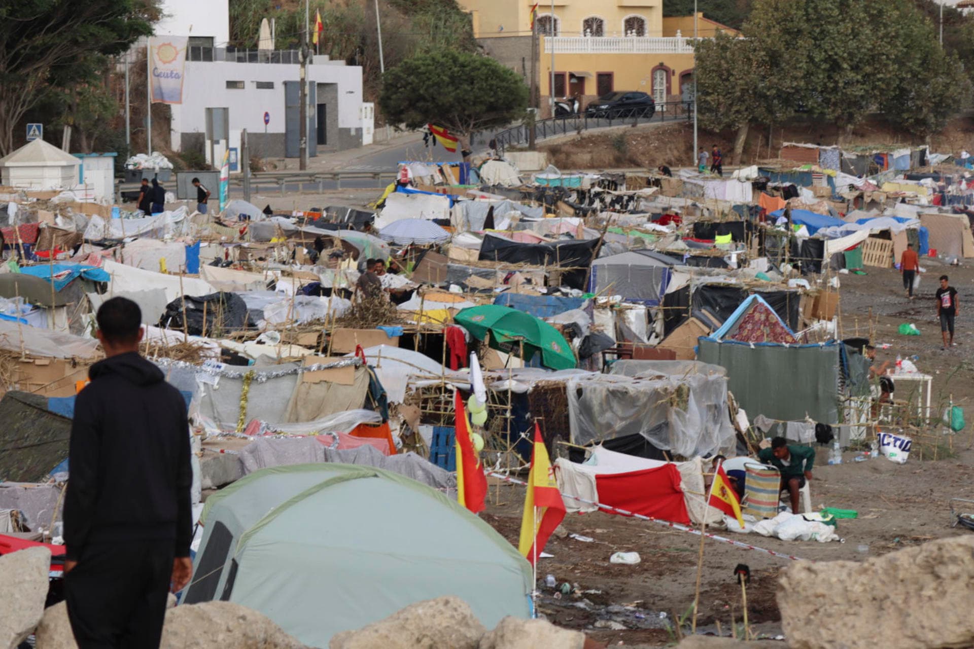 Violencia en Ceuta: Migrantes marroquíes atacan a fuerzas de seguridad